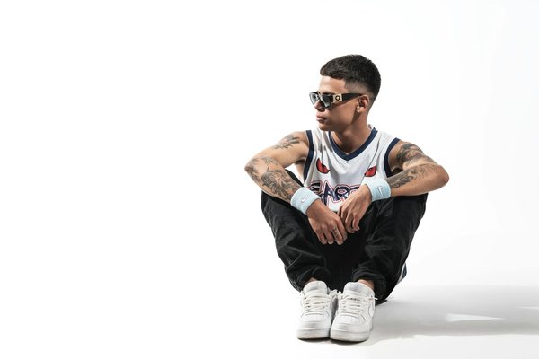 The essential handbook: mastering sunscreen application under makeup for optimal uv defense!